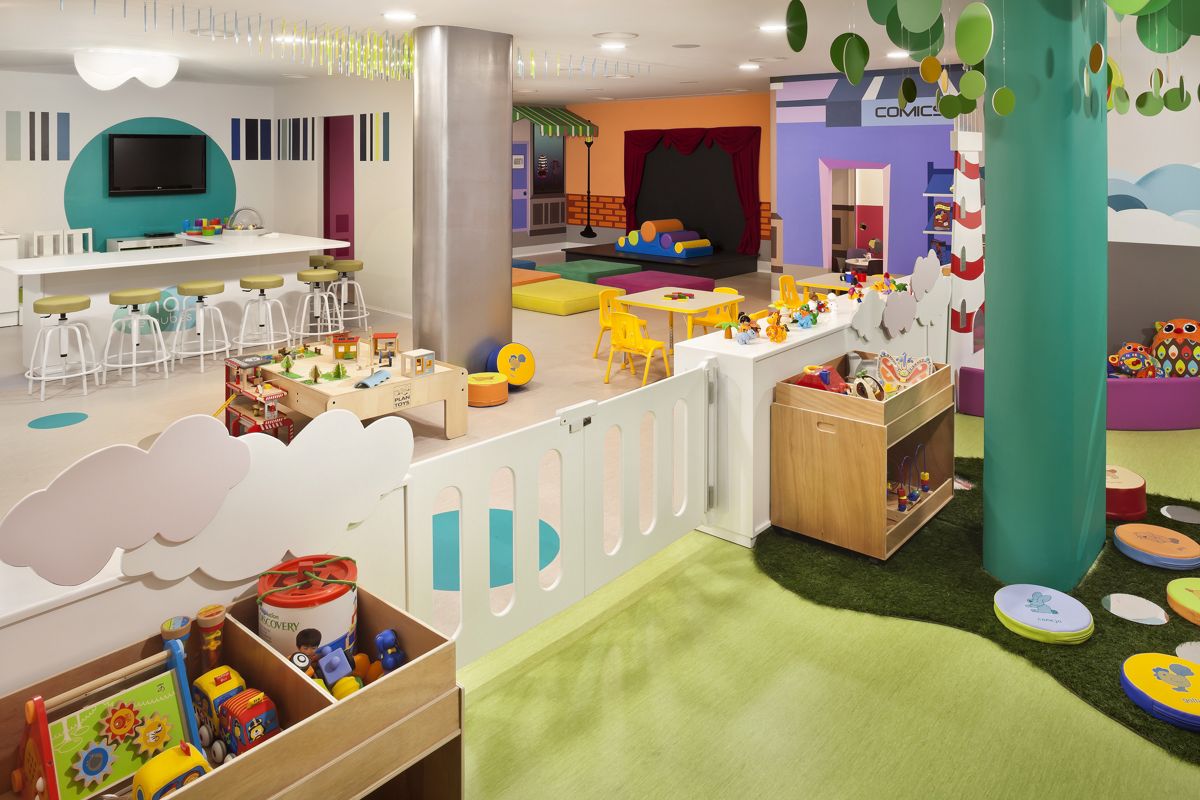 Salle de jeux colorée pour enfants avec des jouets et des tables à Tenerife.