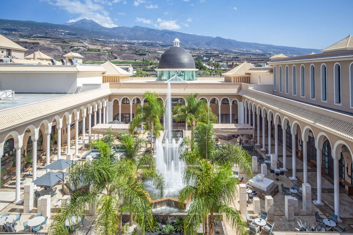 Cour intérieure avec fontaine et palmiers à Tenerife.