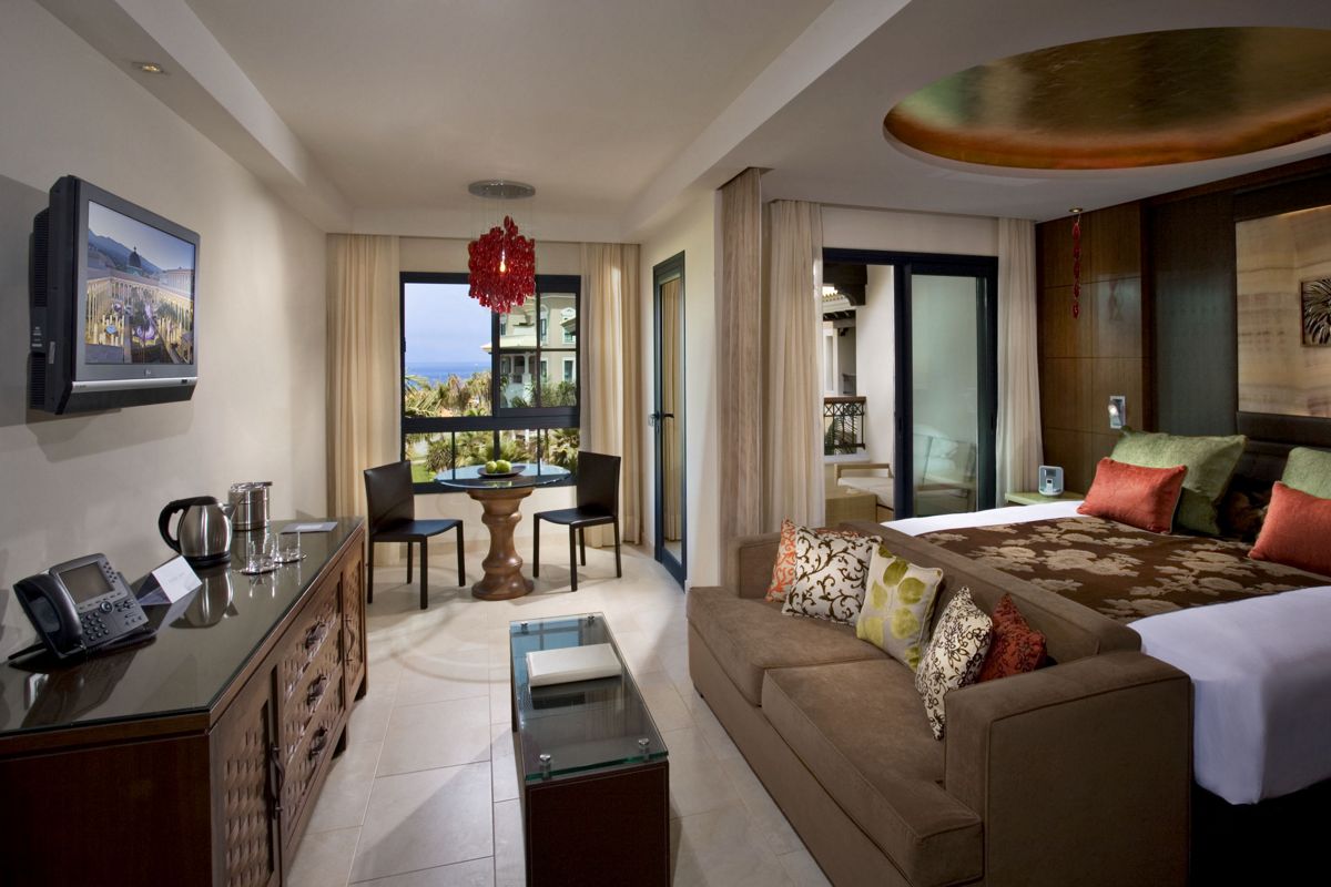 Chambre d'hôtel élégante avec vue sur la plage de Tenerife.
