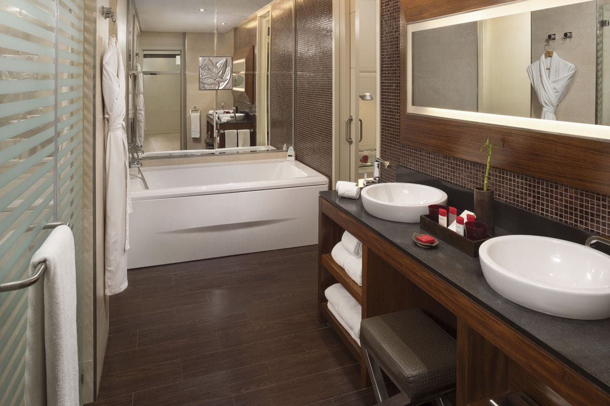 Salle de bain moderne avec baignoire, deux lavabos et miroirs à Tenerife.