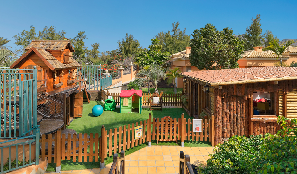 Aire de jeux extérieur avec cabane en bois à Tenerife.