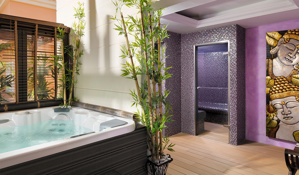 Jacuzzi et hammam avec bambous, décor asiatique à Tenerife.