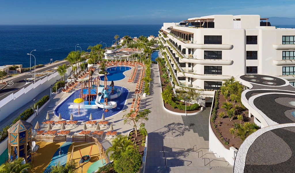 Complexe hôtelier avec piscines et vue sur la mer à Tenerife.