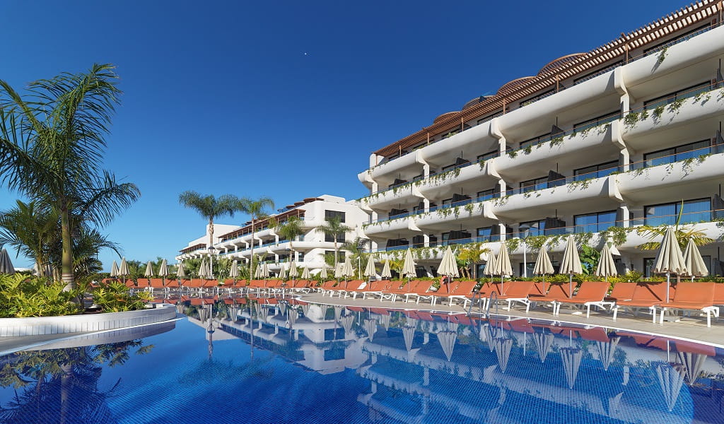 Complexe hôtelier avec piscine et transats à Tenerife.