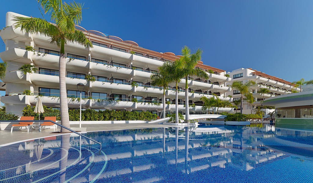Bâtiment moderne avec piscine et palmiers à Tenerife.