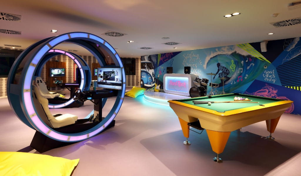 Salle de jeux moderne avec simulateur, billard et batterie à Tenerife.