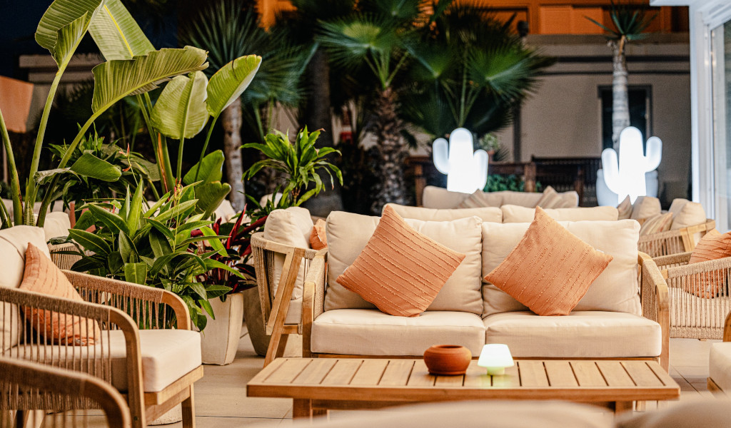 Espace lounge extérieur avec plantes et coussins à Tenerife.