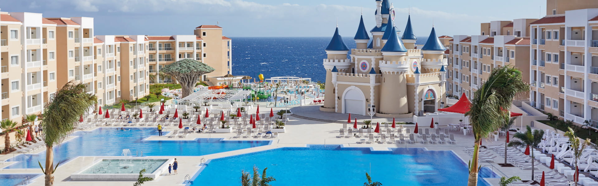 Vistas del hotel y de las piscinas