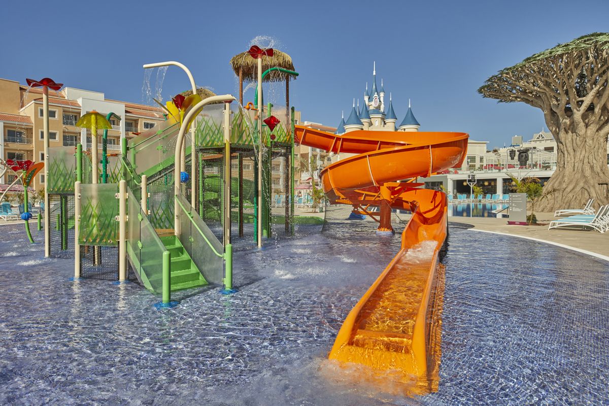 Toboggan aquatique orange et aire de jeux à l'hôtel à Tenerife.