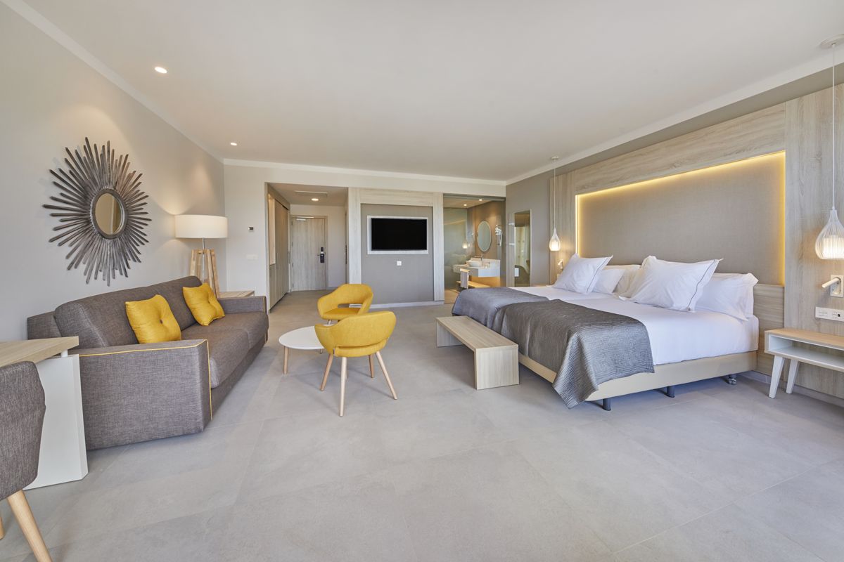 Chambre d'hôtel moderne avec lit double et canapé à Tenerife.