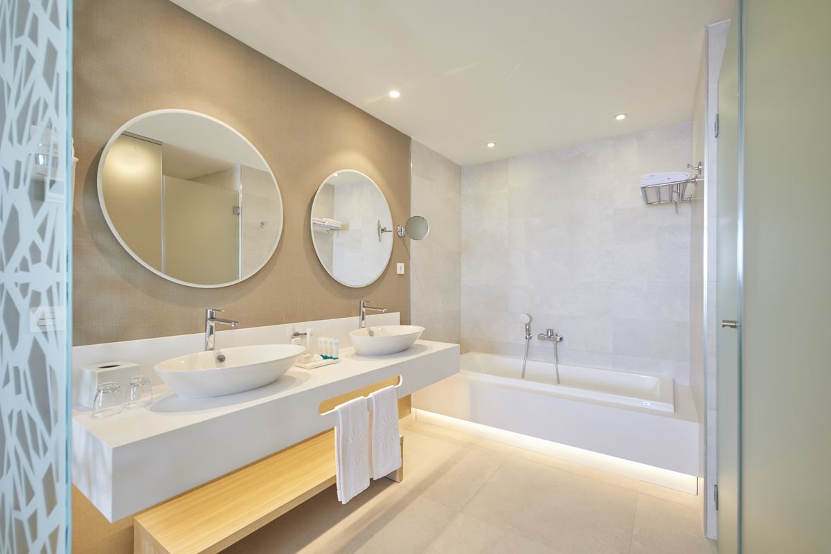 Salle de bain moderne à Tenerife avec lavabo double et baignoire.