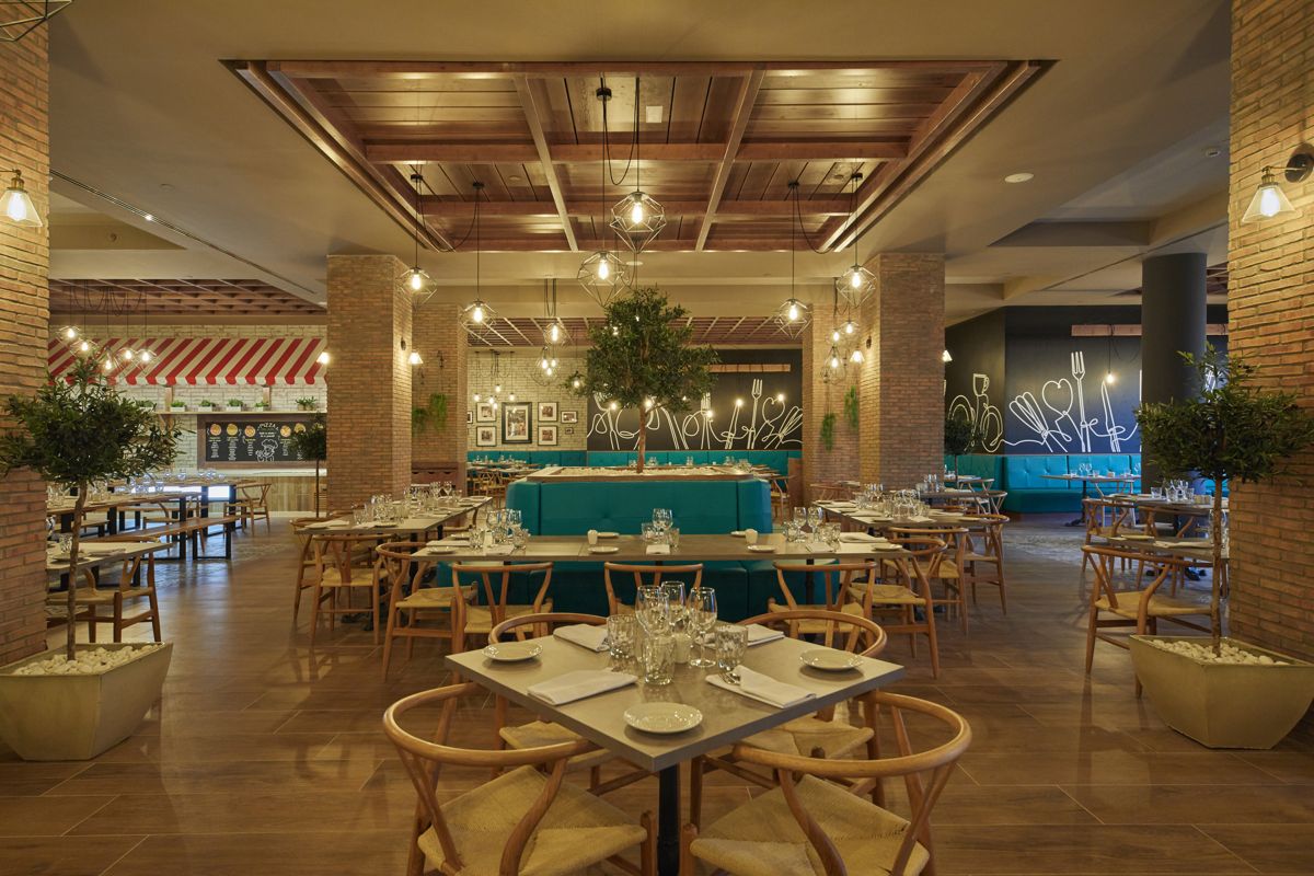 Restaurant élégant avec tables dressées, décor moderne et éclairage chaleureux à Tenerife.