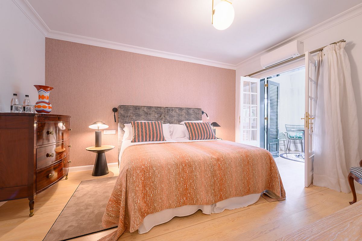 Chambre avec lit double et commode à Tenerife, lumière naturelle.