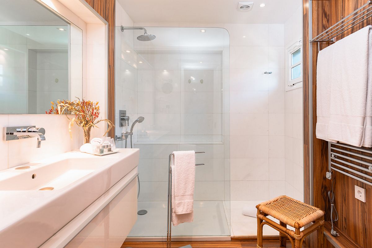 Salle de bain moderne avec douche à l'italienne et lavabo élégant à Tenerife.