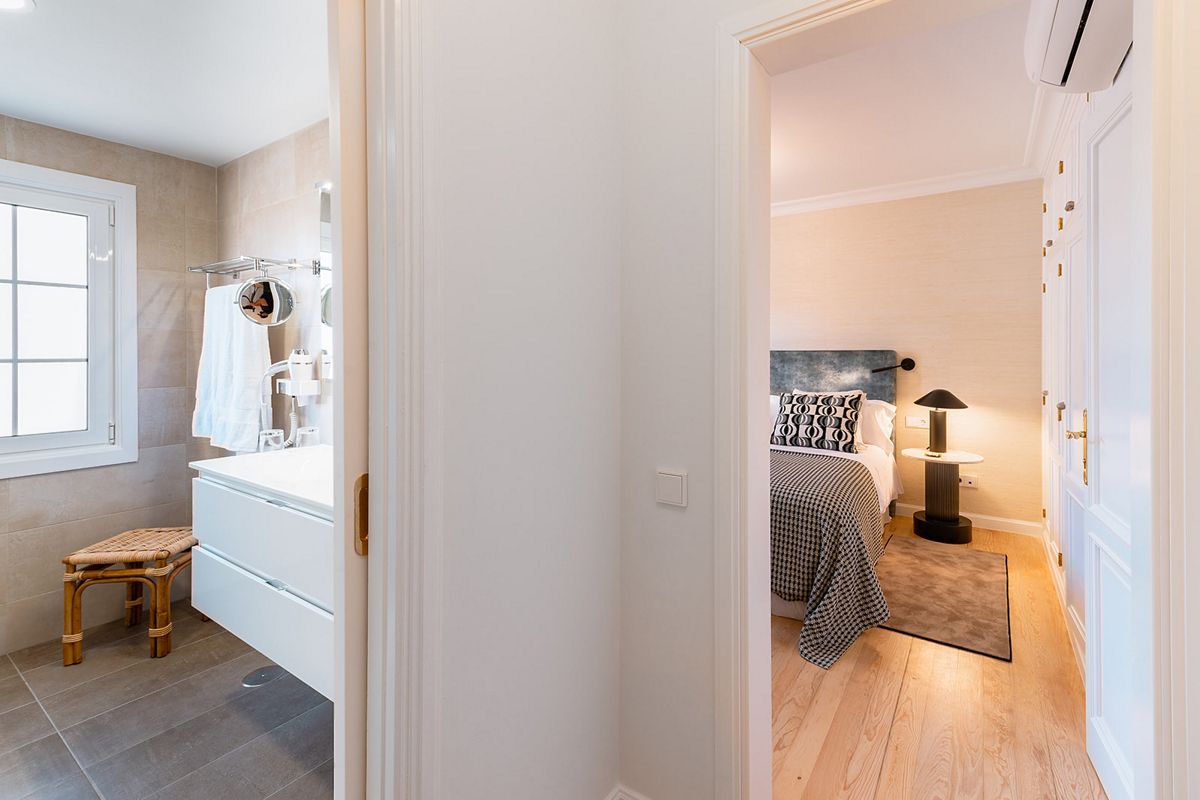 Salle de bains et chambre connectées dans un appartement à Tenerife.