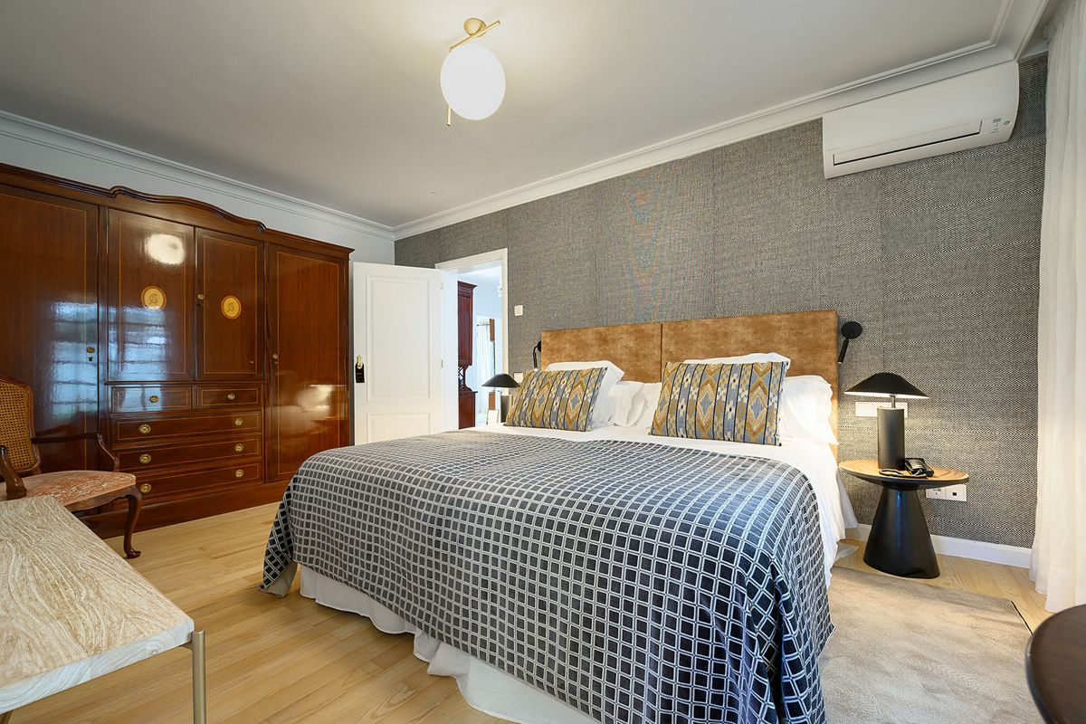 Chambre à coucher avec lit double et armoire en bois à Tenerife.