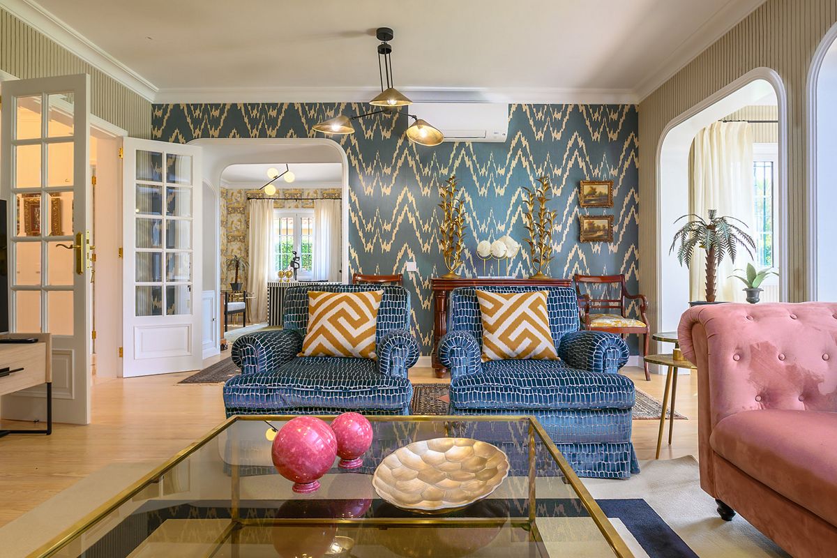 Salon avec fauteuils bleus, coussins à motifs et table basse, à Tenerife.