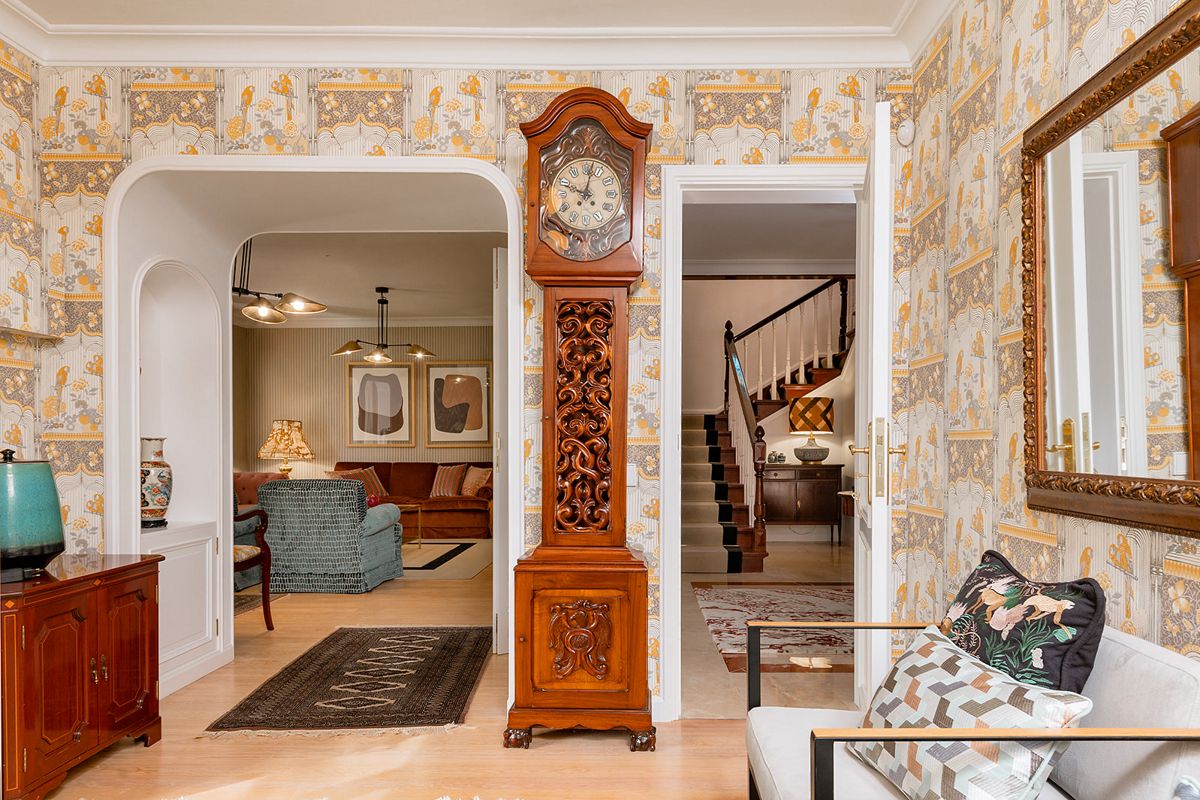 Horloge en bois sculpté dans un salon élégant à Tenerife.