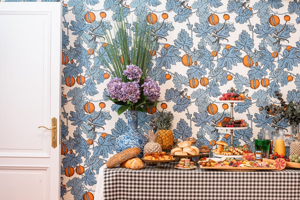 Buffet de fruits, pains et pâtisseries sur une table à Tenerife.