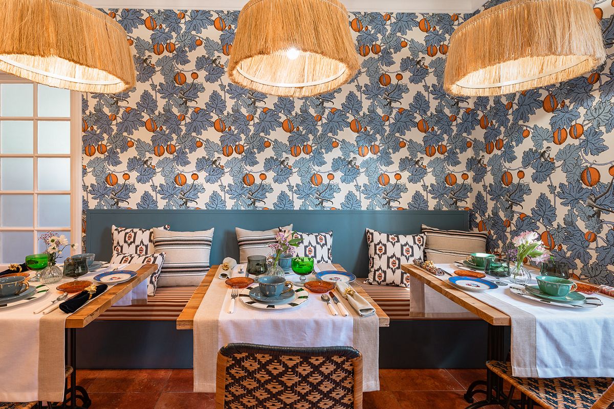 Salle à manger décorée, tables dressées avec vaisselle verte à Tenerife.