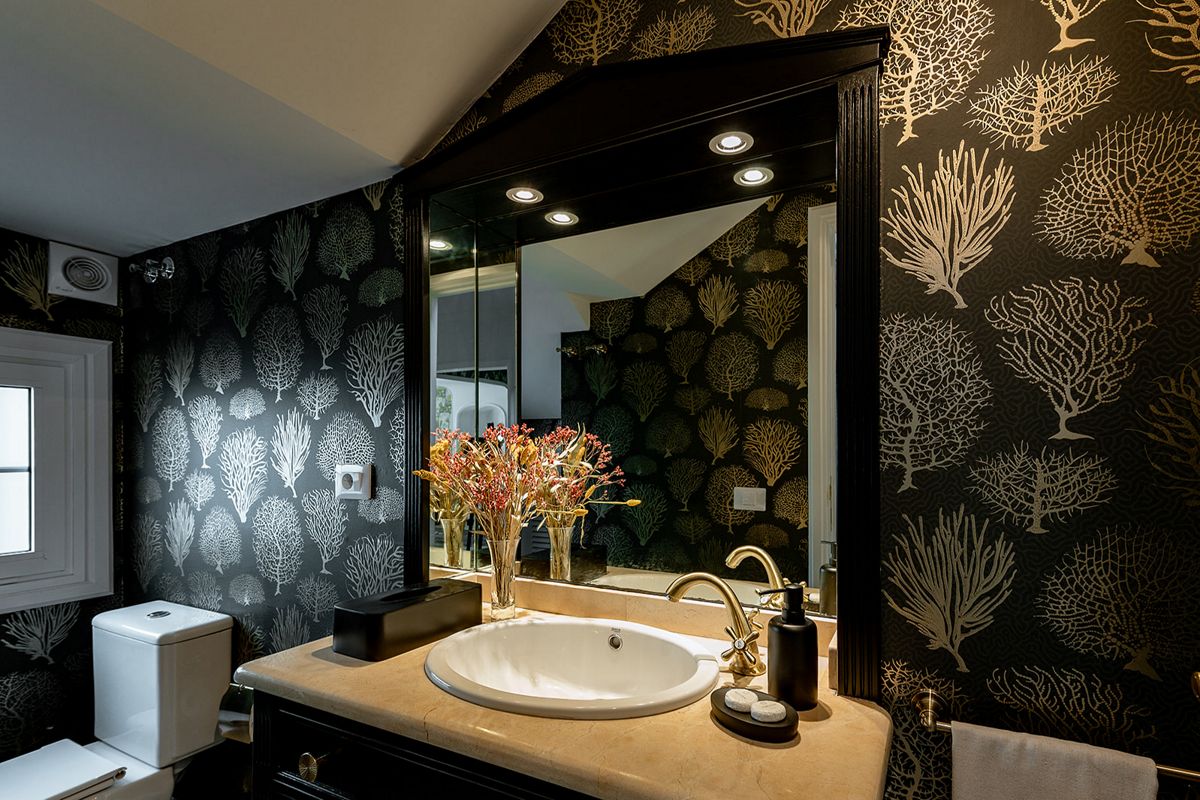 Salle de bain avec lavabo blanc et papier peint à motifs coraux à Tenerife.