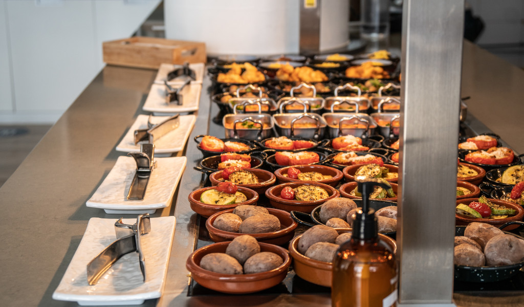 Tapas canariennes sur le comptoir d'un restaurant à Tenerife.