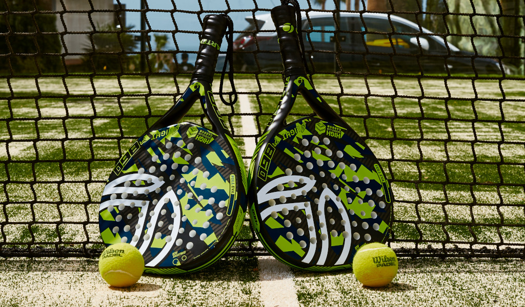 Deux raquettes de padel avec balles devant un filet à Tenerife.