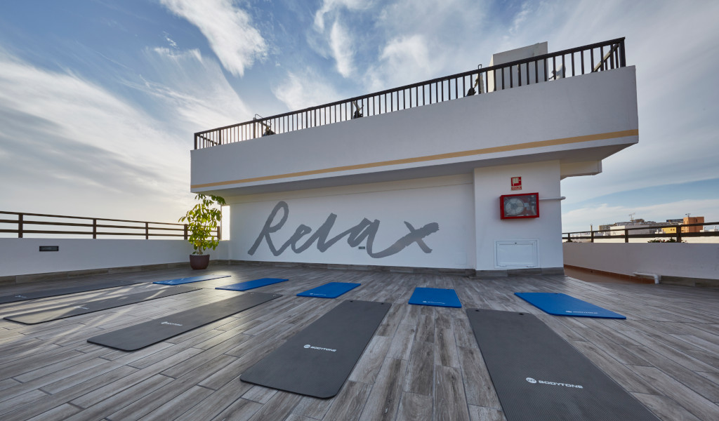 Tapis de yoga sur une terrasse avec Relax mural à Tenerife.