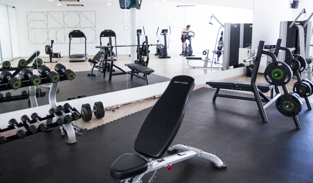 Salle de gym moderne avec équipements de musculation à Tenerife.