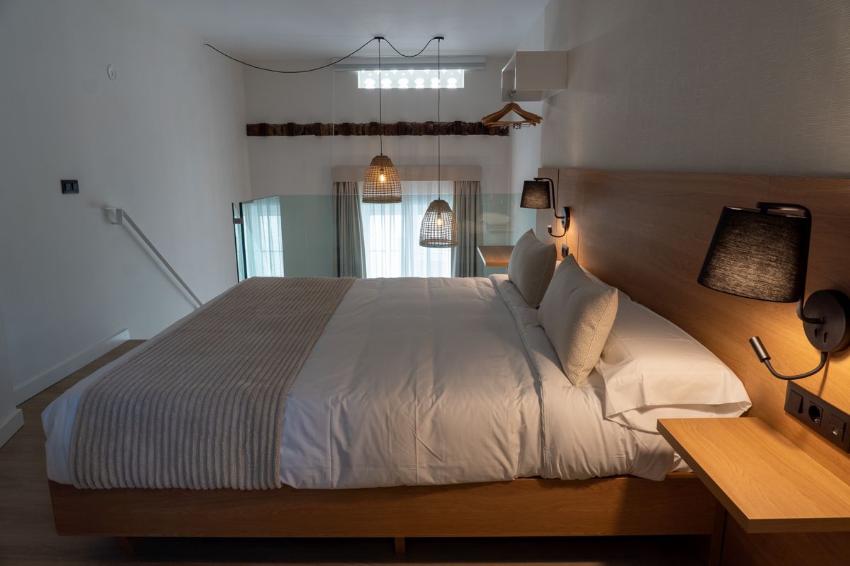 Lit double avec lampes suspendues dans une chambre à Tenerife.