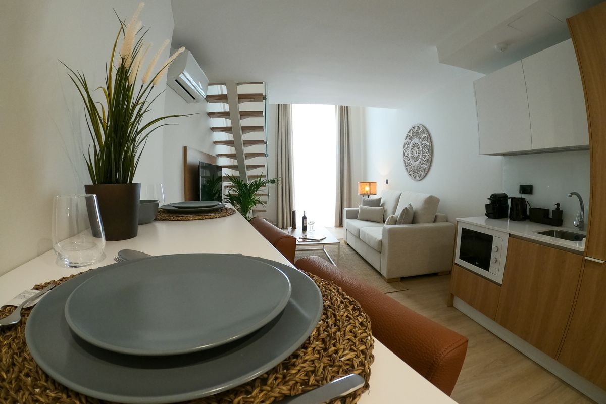 Salon moderne avec canapé, table basse et cuisine à Tenerife.