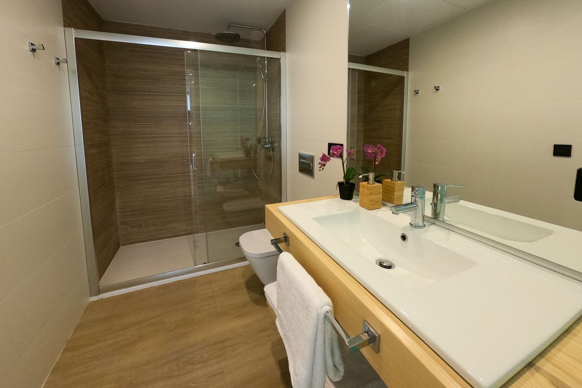 Salle de bain moderne avec douche vitrée et lavabo à Tenerife.
