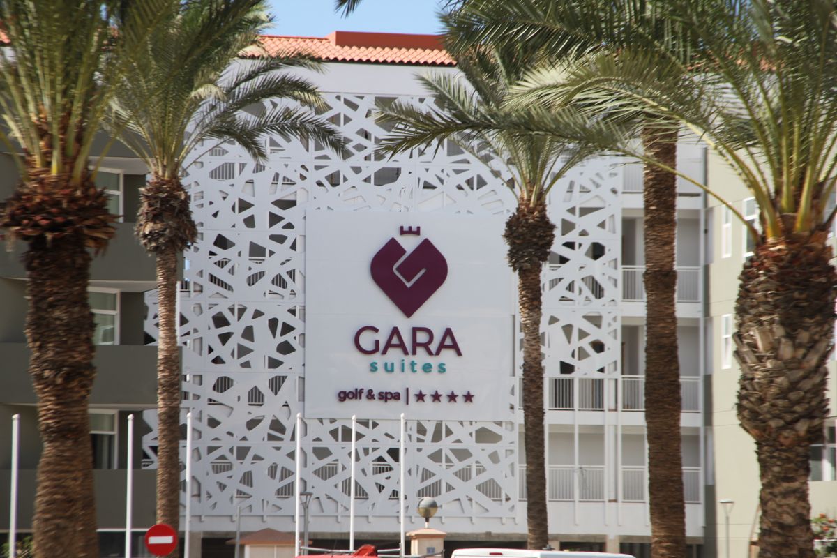 Gara Suites Tenerife avec logo, entouré de palmiers.