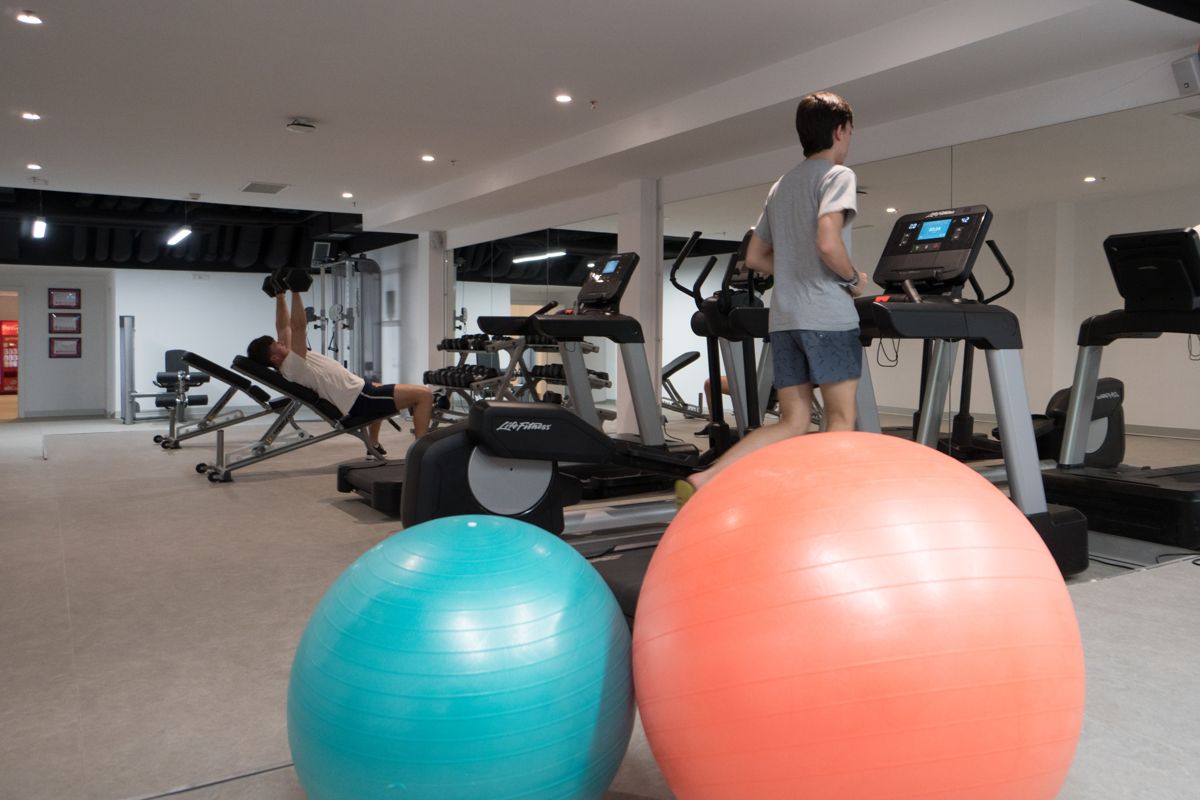 Deux personnes s'entraînent en salle de sport à Tenerife avec ballons d'exercice.