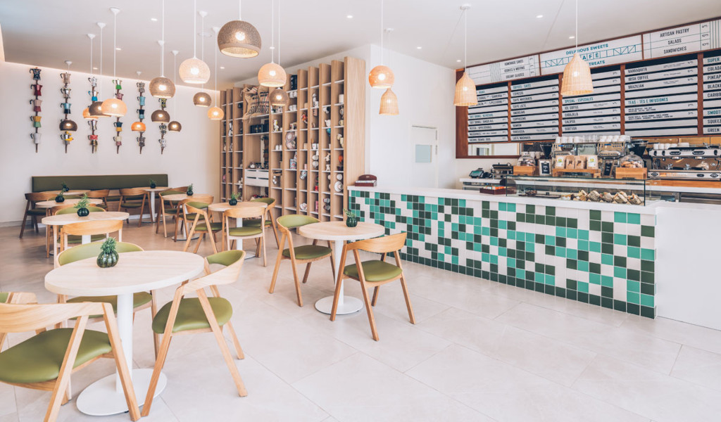 Intérieur d'un café moderne à Tenerife avec tables, chaises et comptoir.