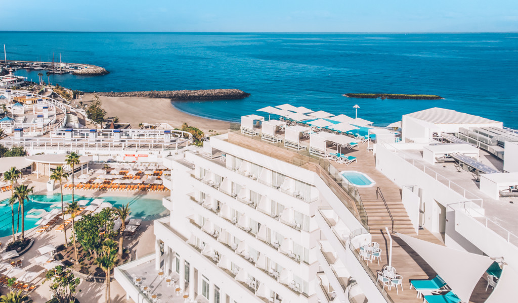 Hôtel en bord de mer avec piscine au-dessus de Playa de las Américas, Tenerife.