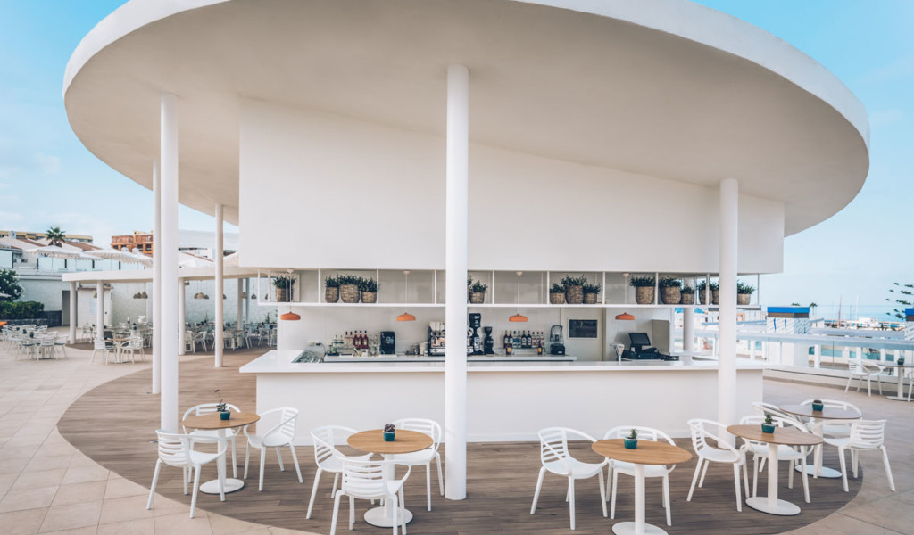 Café moderne avec terrasse en bord de mer à Tenerife.