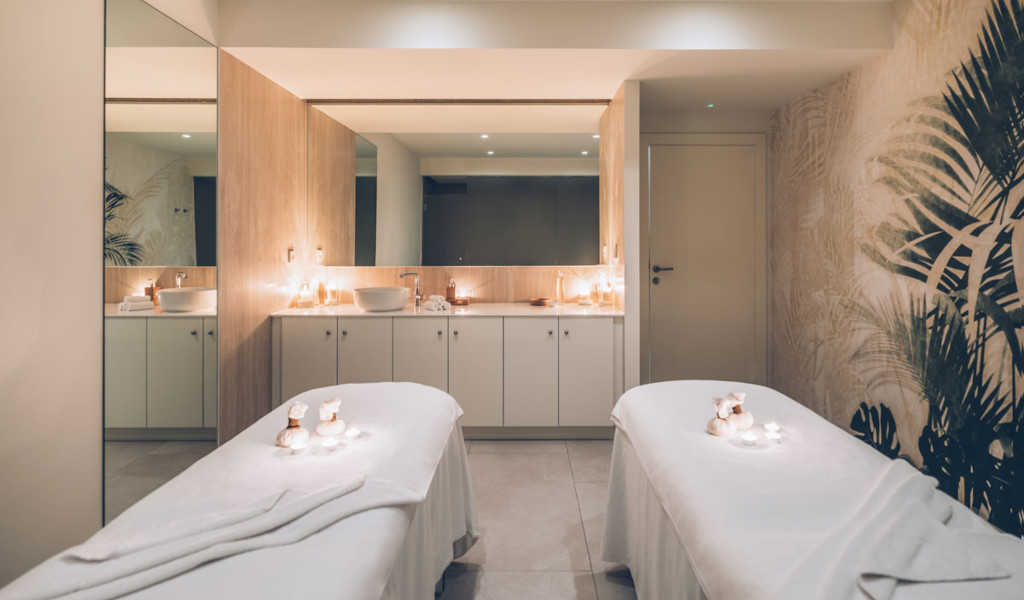 Deux tables de massage avec bougies dans un spa à Tenerife.