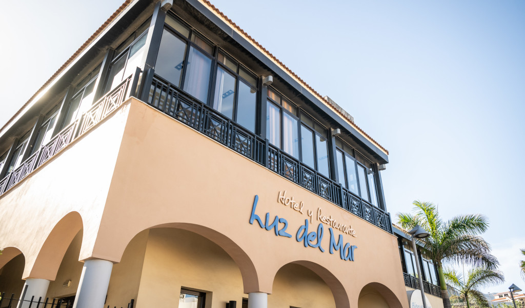 Hôtel Luz del Mar avec palmiers et ciel bleu à Tenerife.