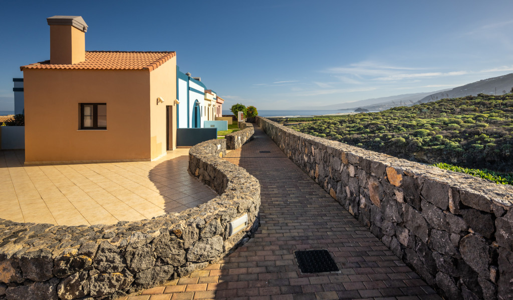 Maison colorée près d'un chemin de pierre face à la côte de Tenerife.