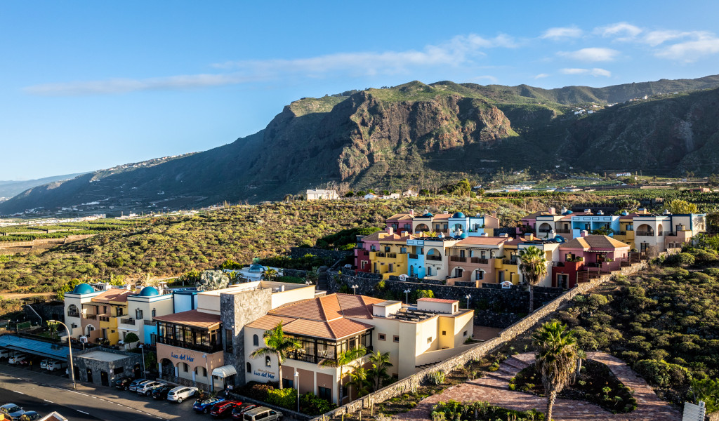 Maisons colorées sur fond de montagnes à Tenerife, vue panoramique.