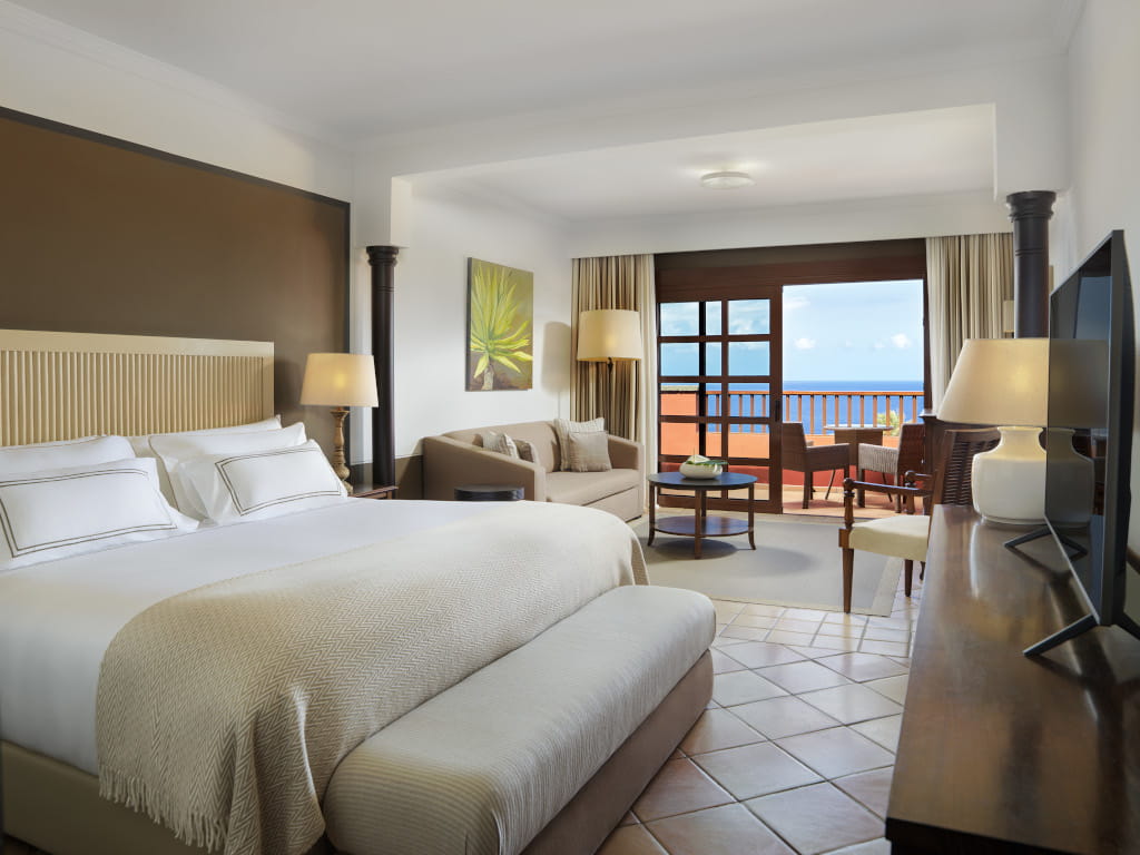 Chambre d'hôtel lumineuse avec balcon vue mer à Tenerife.