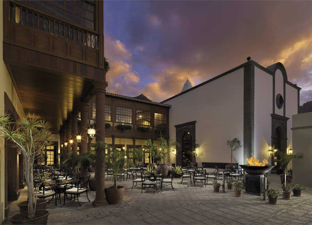 Cour intérieure avec tables et chaises à La Orotava, Tenerife au coucher de soleil.