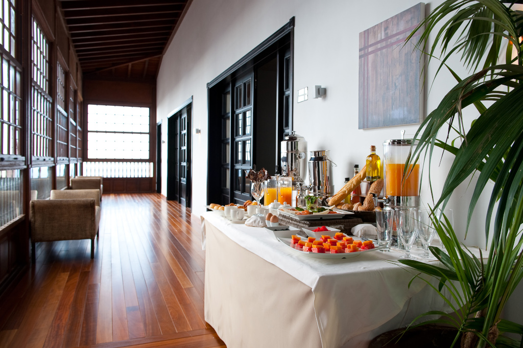 Buffet de jus et pâtisseries dans un salon lumineux à Tenerife.