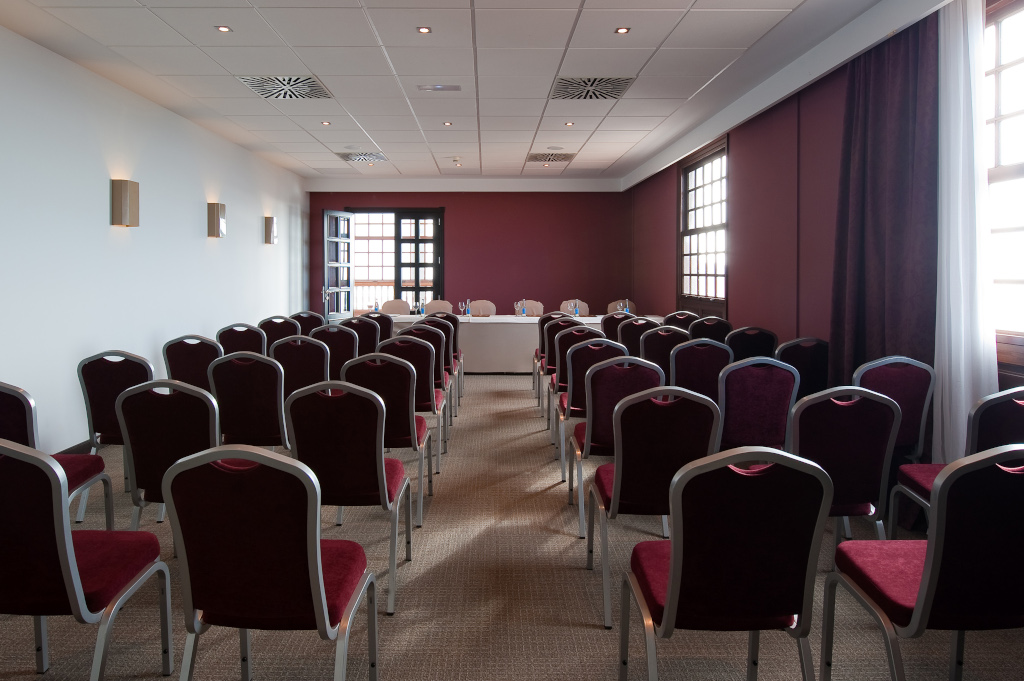 Salle de conférence vide avec des chaises et une table, à Tenerife.