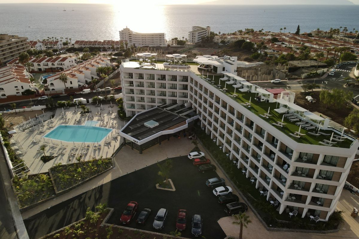 Hôtel avec piscine et vue sur la mer à Tenerife.