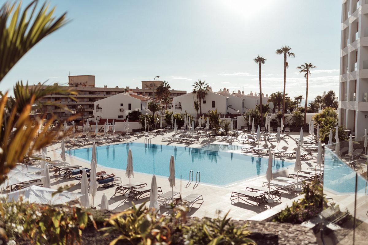 Piscine entourée de chaises longues à Los Cristianos, Tenerife.