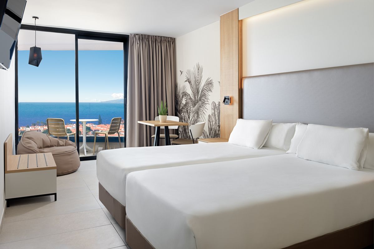 Chambre d'hôtel avec vue sur la mer et balcon à Tenerife.