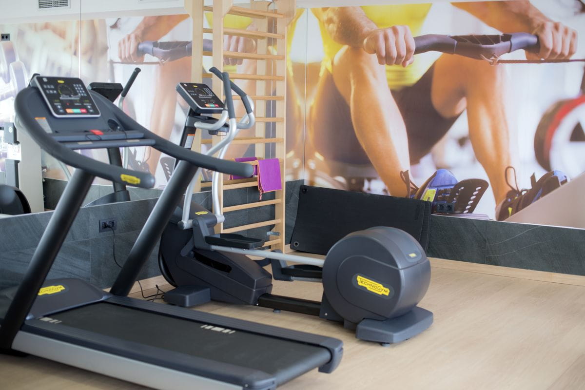 Appareils de fitness avec affiche de sport à Tenerife.