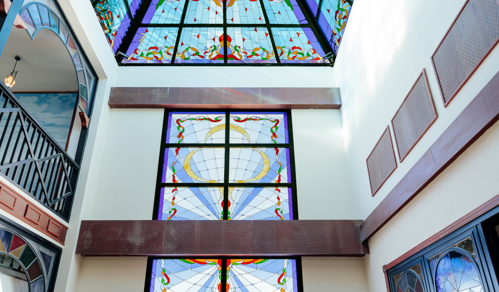 Fenêtre en vitrail coloré dans un bâtiment à Tenerife.